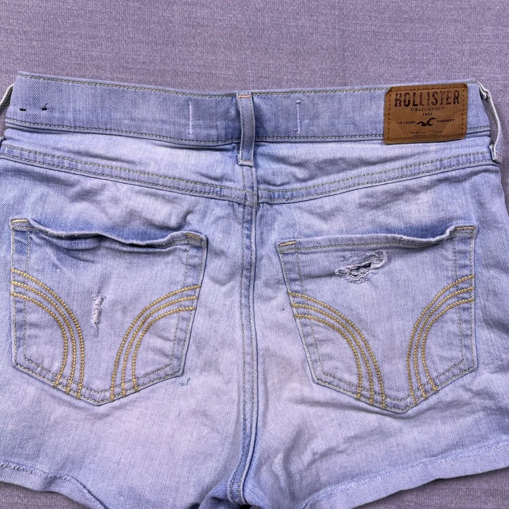 Hollister California‎ Womens Light Wash Distressed Denim Shorts Size 27